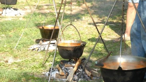 OSTROVAČKA ČORBIJADA: U subotu takmičenje kulinara OSTROVAČKA ČORBIJADA: U subotu takmičenje kulinara