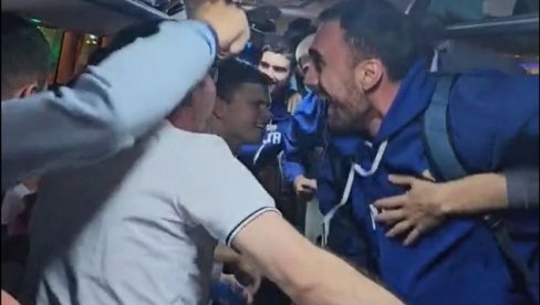ГОРИ У АУТОБУСУ ОРЛОВА: Погледајте како су репрезентативци Србије прославили пласман у финале Мундобаскета (ВИДЕО) ГОРИ У АУТОБУСУ ОРЛОВА: Погледајте како су репрезентативци Србије прославили пласман у финале Мундобаскета (ВИДЕО)