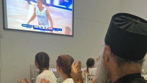 PATRIJARH PORFIRIJE SA MALIŠANIMA SLAVIO POBEDU KOŠARKAŠA: Zajedno smo navijali iz sveg srca kao da smo u Manili (FOTO) PATRIJARH PORFIRIJE SA MALIŠANIMA SLAVIO POBEDU KOŠARKAŠA: Zajedno smo navijali iz sveg srca kao da smo u Manili (FOTO)