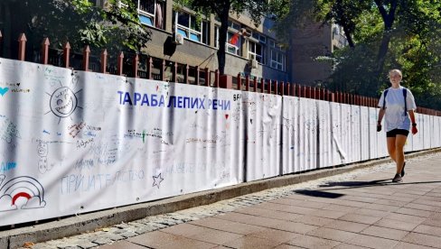 TARABA LEPIH REČI: Poruke za srećan početak škole ispred OŠ Drinka Pavlović TARABA LEPIH REČI: Poruke za srećan početak škole ispred OŠ Drinka Pavlović