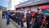 VATROGASCI SRBIJE SE VRATILI IZ GRČKE: Gašić dočekao naše spasioce u vranju (FOTO) VATROGASCI SRBIJE SE VRATILI IZ GRČKE: Gašić dočekao naše spasioce u vranju (FOTO)