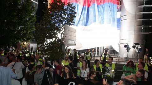 ZAVRŠEN POLITIČKI PROTEST: Demonstranti gađali zgradu televizije Pink jajima i toalet papirom (FOTO/VIDEO)