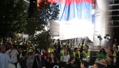 ЗАВРШЕН ПОЛИТИЧКИ ПРОТЕСТ: Демонстранти гађали зграду телевизије Пинк јајима и тоалет папиром (ФОТО/ВИДЕО) ЗАВРШЕН ПОЛИТИЧКИ ПРОТЕСТ: Демонстранти гађали зграду телевизије Пинк јајима и тоалет папиром (ФОТО/ВИДЕО)