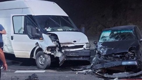 UŽASAN PRIZOR NA PUTU NOVI PAZAR-RAŠKA: Vozila u potpunosti smrskana, ima teže povređenih (FOTO) UŽASAN PRIZOR NA PUTU NOVI PAZAR-RAŠKA: Vozila u potpunosti smrskana, ima teže povređenih (FOTO)