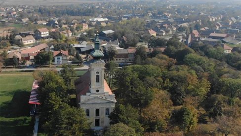 SKUPLJAJU NOVAC ZA CRKVU U SAKULAMA: Još malo sredstava neophodno za zamenu stolarije