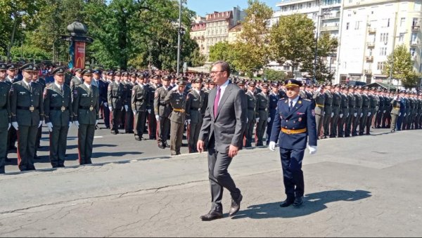 СТИЖУ НОВА УЛАГАЊА У ВОЈНУ ИНДУСТРИЈУ: Председник Вучић најавио лепе вести