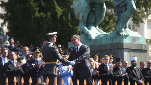 NE POSTOJI ORUŽJE KOJE VREDI VIŠE OD VAŠE PAMETI I VAŠEG SRCA Predsednik poslao moćnu poruku novim oficirima Vojske Srbije (FOTO) NE POSTOJI ORUŽJE KOJE VREDI VIŠE OD VAŠE PAMETI I VAŠEG SRCA Predsednik poslao moćnu poruku novim oficirima Vojske Srbije (FOTO)