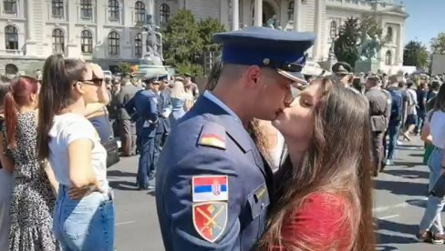 POGLEDAJTE DIRLJIVE SCENE ISPRED SKUPŠTINE: Ovako su novi oficiri Vojske Srbije proslavili svoje činove (VIDEO) POGLEDAJTE DIRLJIVE SCENE ISPRED SKUPŠTINE: Ovako su novi oficiri Vojske Srbije proslavili svoje činove (VIDEO)