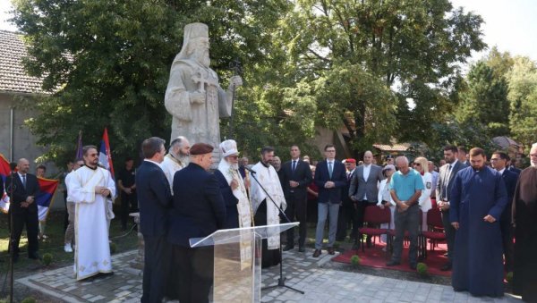 СПОМЕНИК АРСЕНИЈУ ТРЕЋЕМ ЧАРНОЈЕВИЋУ: Поред гробнице Чарнојевића у Руском Селу код Кикинде сада ново обележје СПОМЕНИК АРСЕНИЈУ ТРЕЋЕМ ЧАРНОЈЕВИЋУ: Поред гробнице Чарнојевића у Руском Селу код Кикинде сада ново обележје