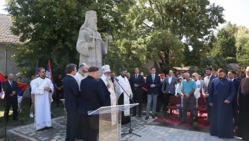 SPOMENIK ARSENIJU TREĆEM ČARNOJEVIĆU: Pored grobnice Čarnojevića u Ruskom Selu kod Kikinde sada novo obeležje SPOMENIK ARSENIJU TREĆEM ČARNOJEVIĆU: Pored grobnice Čarnojevića u Ruskom Selu kod Kikinde sada novo obeležje