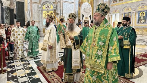 DRAGA DECO, SABRALI SMO SE DA SE POMOLIMO BOGU: Patrijarh i hiljade đaka i nastavnika na molebanu za početak školske godine (FOTO) DRAGA DECO, SABRALI SMO SE DA SE POMOLIMO BOGU: Patrijarh i hiljade đaka i nastavnika na molebanu za početak školske godine (FOTO)