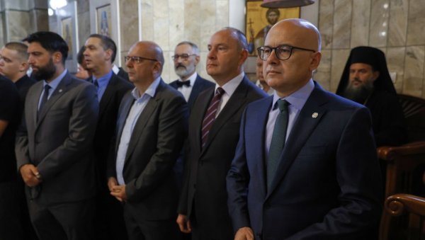 МИНИСТАР ВУЧЕВИЋ ПРИСУСТВОВАО ОСВЕЋЕЊУ ХРАМА У ВЕТЕРНИКУ: Свету архијерејску литургију служио Патријарх Порфирије (ФОТО) МИНИСТАР ВУЧЕВИЋ ПРИСУСТВОВАО ОСВЕЋЕЊУ ХРАМА У ВЕТЕРНИКУ: Свету архијерејску литургију служио Патријарх Порфирије (ФОТО)