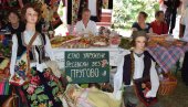 STARINSKA JELA: Đakonije na trpezama Sajma zdrave hrane (FOTO)