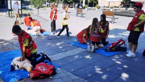 JAVNI ČAS PRVE POMOĆI: Demonstracija za građane Crvenog krsta u Paraćinu (FOTO) JAVNI ČAS PRVE POMOĆI: Demonstracija za građane Crvenog krsta u Paraćinu (FOTO)