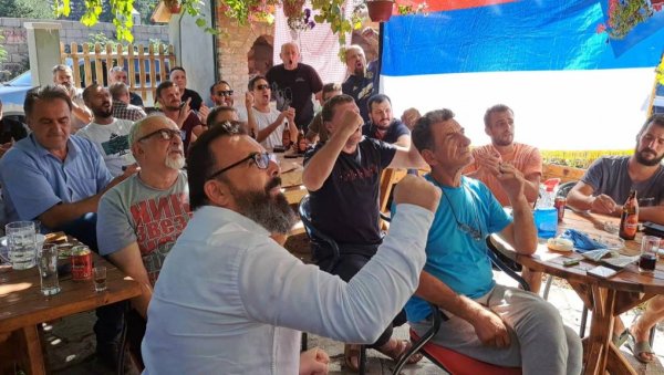ЦРНА ГОРА УЗ СРБИЈУ: Ево како су се бодрили орлови у финалу Светског првенства ЦРНА ГОРА УЗ СРБИЈУ: Ево како су се бодрили орлови у финалу Светског првенства
