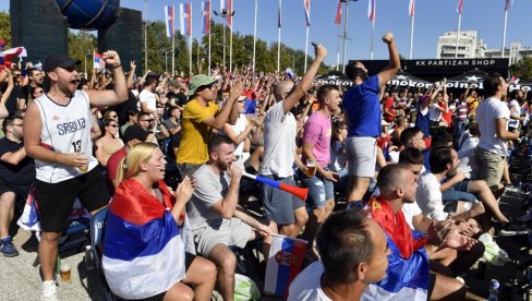 LUDNICA U BEOGRADU: Fantastična atmosfera ispred Arene (FOTO)