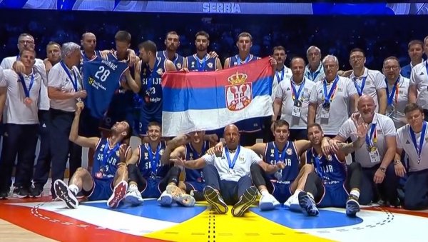 ЕВО КАДА КОШАРКАШИ СРБИЈЕ СТИЖУ СА СВЕТСКОГ ПРВЕНСТВА Орлови слећу у Београд са сребром ЕВО КАДА КОШАРКАШИ СРБИЈЕ СТИЖУ СА СВЕТСКОГ ПРВЕНСТВА Орлови слећу у Београд са сребром