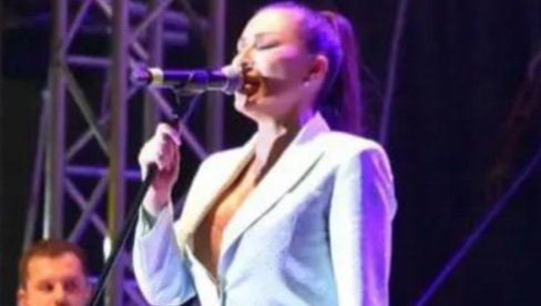 PRED DESET HILJADA LJUDI: Ceca Ražnatović svojom pojavom oduševila sve prisutne (FOTO/VIDEO) PRED DESET HILJADA LJUDI: Ceca Ražnatović svojom pojavom oduševila sve prisutne (FOTO/VIDEO)