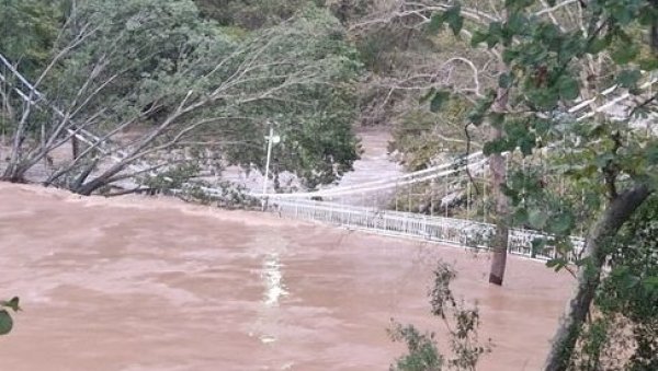 ВОДА ДОСТИГЛА 18 МЕТАРА, СКОРО ПРЕКРИЛА ВИСЕЋИ МОСТ: Невероватни призори из Грчке, ноћна мора није готова (ВИДЕО)