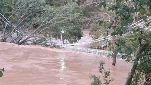 ВОДА ДОСТИГЛА 18 МЕТАРА, СКОРО ПРЕКРИЛА ВИСЕЋИ МОСТ: Невероватни призори из Грчке, ноћна мора није готова (ВИДЕО)