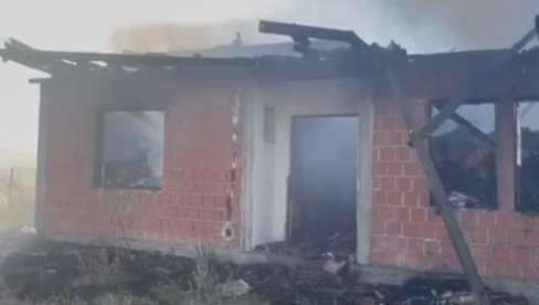PALE TREĆI PUT, ČESTITA PORODICA NE ŽELI DA PRODA SVOJE IMANJE: Kod Vučitrna zapaljena povratnička kuća domaćina Janačkovića (VIDEO) PALE TREĆI PUT, ČESTITA PORODICA NE ŽELI DA PRODA SVOJE IMANJE: Kod Vučitrna zapaljena povratnička kuća domaćina Janačkovića (VIDEO)