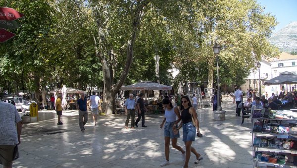 НА ЈУГУ СРПСКЕ ЗАДОВОЉНО ТРЉАЈУ РУКЕ: Празници напунили касу Требиња НА ЈУГУ СРПСКЕ ЗАДОВОЉНО ТРЉАЈУ РУКЕ: Празници напунили касу Требиња