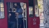 NIJE TEŠKO BITI FIN: Prizori iz beogradskog tramvaja koji će vam ulepšati dan (VIDEO) NIJE TEŠKO BITI FIN: Prizori iz beogradskog tramvaja koji će vam ulepšati dan (VIDEO)
