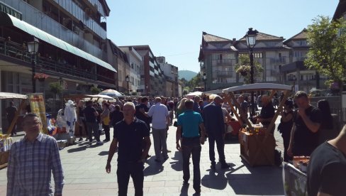 U PLJEVLJIMA 40 IZLAGAČA: Održana Regionalna izložba meda, pčelinjih proizvoda i pčelarske opreme (FOTO) U PLJEVLJIMA 40 IZLAGAČA: Održana Regionalna izložba meda, pčelinjih proizvoda i pčelarske opreme (FOTO)