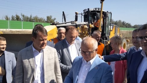 VESIĆ NAJAVIO ZNAČAJNE RADOVE U VOJVODINI: Izgradnja auto-puta Beograd-Zrenjanin i brze saobraćajnice „Smajli“ počinje do kraja godine VESIĆ NAJAVIO ZNAČAJNE RADOVE U VOJVODINI: Izgradnja auto-puta Beograd-Zrenjanin i brze saobraćajnice „Smajli“ počinje do kraja godine