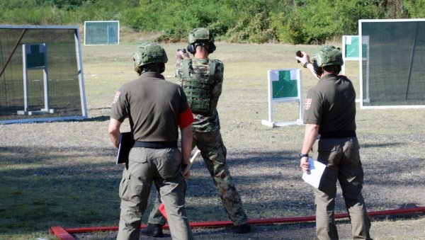ПОГЛЕДАЈТЕ - КО ЈЕ БОЉИ ВОЈНА ИЛИ ЦИВИЛНА ПОЛИЦИЈА: Почело такмичење јединица припадника снага безбедности (ФОТО) ПОГЛЕДАЈТЕ - КО ЈЕ БОЉИ ВОЈНА ИЛИ ЦИВИЛНА ПОЛИЦИЈА: Почело такмичење јединица припадника снага безбедности (ФОТО)