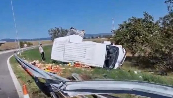 ПОВРЕЂЕНО НЕКОЛИКО ОСОБА КОД НИША: Камион слетео са пута и преврнуо се (ВИДЕО) ПОВРЕЂЕНО НЕКОЛИКО ОСОБА КОД НИША: Камион слетео са пута и преврнуо се (ВИДЕО)