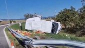 POVREĐENO NEKOLIKO OSOBA KOD NIŠA: Kamion sleteo sa puta i prevrnuo se (VIDEO) POVREĐENO NEKOLIKO OSOBA KOD NIŠA: Kamion sleteo sa puta i prevrnuo se (VIDEO)