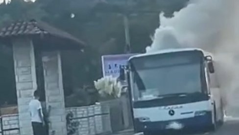 GOREO AUTOBUS KOD ARANĐELOVCA: Dim prekrio nebo, intervenisali vatrogasci (VIDEO) GOREO AUTOBUS KOD ARANĐELOVCA: Dim prekrio nebo, intervenisali vatrogasci (VIDEO)