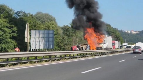 TRAGEDIJA U SLOVENIJI: Tri osobe poginule u saobraćajnoj nesreći, ima i povređenih (VIDEO) TRAGEDIJA U SLOVENIJI: Tri osobe poginule u saobraćajnoj nesreći, ima i povređenih (VIDEO)