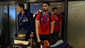 KAKAV DOČEK KOŠARKAŠA! Orlovi se u ponoć vratili sa Svetskog prvenstva u Beograd, a na aerodromu... (FOTO/VIDEO) KAKAV DOČEK KOŠARKAŠA! Orlovi se u ponoć vratili sa Svetskog prvenstva u Beograd, a na aerodromu... (FOTO/VIDEO)