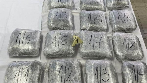 УХАПШЕН ДИЛЕР НА НОВОМ БЕОГРАДУ: Приликом претреса пронађено преко 300 пакетића марихуане УХАПШЕН ДИЛЕР НА НОВОМ БЕОГРАДУ: Приликом претреса пронађено преко 300 пакетића марихуане