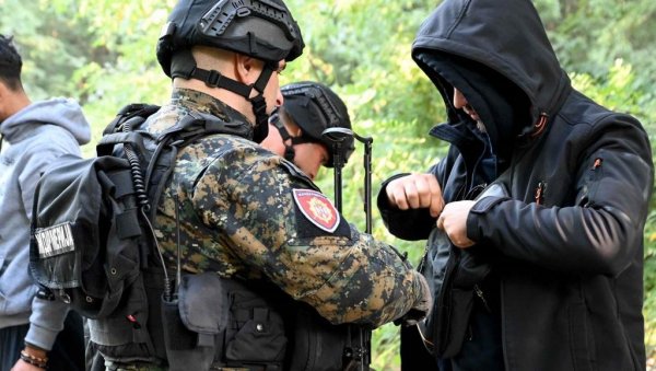 ПОГЛЕДАЈТЕ ВЕЛИКУ АКЦИЈУ ПОЛИЦИЈЕ: Жандармерија на терену - На мети кријумчари миграната (ФОТО) ПОГЛЕДАЈТЕ ВЕЛИКУ АКЦИЈУ ПОЛИЦИЈЕ: Жандармерија на терену - На мети кријумчари миграната (ФОТО)