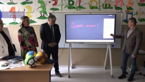 NA INICIJATIVU PREDSEDNIKA VUČIĆA: Direktor Telekoma Vladimir Lučić osnovcima u Leposaviću uručio pametnu tablu i lopte (FOTO) NA INICIJATIVU PREDSEDNIKA VUČIĆA: Direktor Telekoma Vladimir Lučić osnovcima u Leposaviću uručio pametnu tablu i lopte (FOTO)