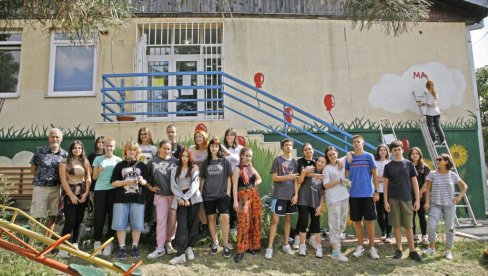 LIVADA PUNA SUNOCOKRETA: Đaci škole Tehoart oslikali mural na vrtiću u Višnjičkoj banji (FOTO) LIVADA PUNA SUNOCOKRETA: Đaci škole Tehoart oslikali mural na vrtiću u Višnjičkoj banji (FOTO)