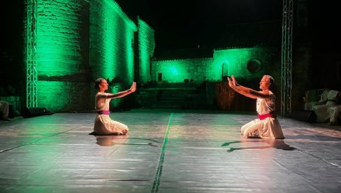 BESMRTNA PRIČA O LJUBAVI: Premijerno izvođenje Kosare i Vladimira na Festivalu Ćirilicom oduševilo budvansku publiku BESMRTNA PRIČA O LJUBAVI: Premijerno izvođenje Kosare i Vladimira na Festivalu Ćirilicom oduševilo budvansku publiku