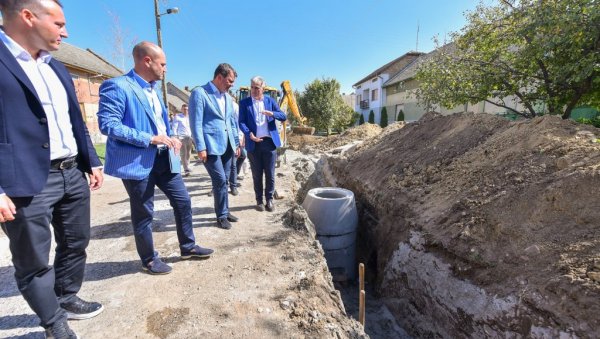 ЗА РЕКОНСТРУКЦИЈУ ДОМА КУЛТУРЕ 115 МИЛИОНА ДИНАРА: У плану изградња канализације у Ловћенцу и Малом Иђошу ЗА РЕКОНСТРУКЦИЈУ ДОМА КУЛТУРЕ 115 МИЛИОНА ДИНАРА: У плану изградња канализације у Ловћенцу и Малом Иђошу