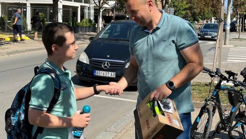 BICIKLISTIMA NA POKLON KACIGE I PRSLUCI: Akcija obrenovačke Komisije za bezbednost saobraćaja BICIKLISTIMA NA POKLON KACIGE I PRSLUCI: Akcija obrenovačke Komisije za bezbednost saobraćaja