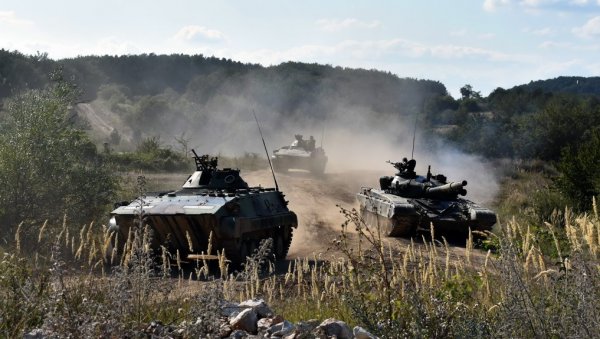 ПОГЛЕДАЈТЕ - ТЕНКОВИ, АРТИЉЕРИЈА, ХЕЛИКОПТЕРИ 4. БРИГАДЕ НА ВЕЖБИ: Симулација борбе и у урбаној средини ПОГЛЕДАЈТЕ - ТЕНКОВИ, АРТИЉЕРИЈА, ХЕЛИКОПТЕРИ 4. БРИГАДЕ НА ВЕЖБИ: Симулација борбе и у урбаној средини