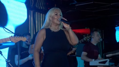 ELMA SINANOVIĆ: Hiperprodukcija je prisutna, ali za svakog ima mesta pod estradnim nebom (FOTO/VIDEO)