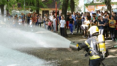 POŽAR SREĆOM NIJE BIO PRAVI: Subotički vatrogasci izveli vežbu u Školskom centru „Dositej Obradović“ POŽAR SREĆOM NIJE BIO PRAVI: Subotički vatrogasci izveli vežbu u Školskom centru „Dositej Obradović“