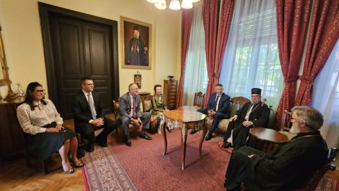VAŽNA POSETA MAĐARSKOJ: Ministar Nešić sa srpskom dijasporom u Sent Andreji VAŽNA POSETA MAĐARSKOJ: Ministar Nešić sa srpskom dijasporom u Sent Andreji