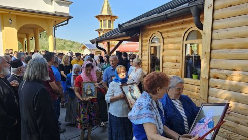 ДА ПОМОГНЕ ИЗЛЕЧЕЊЕ БОЛЕСНИХ: У Угљевик из Русије стигле честице свеца - моштију Александра Невског (ФОТО)