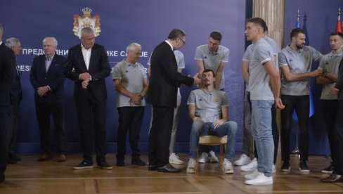 PREDSEDNIK OBJAVIO DIRLJIV SNIMAK POSLE PRIJEMA KOŠARKAŠA: Ponosan na šapione (VIDEO)