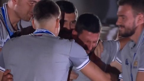 ĐOKOVIĆ SE RASPLAKAO KAO NIKADA PRE! Košarkaši Srbije umirivali Novaka, nestvarne scene na dočeku (VIDEO)