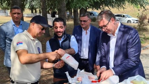 SLIKA IZ 2021. GODINE: Vučić sa Momirovićem doručkuje parizer SLIKA IZ 2021. GODINE: Vučić sa Momirovićem doručkuje parizer